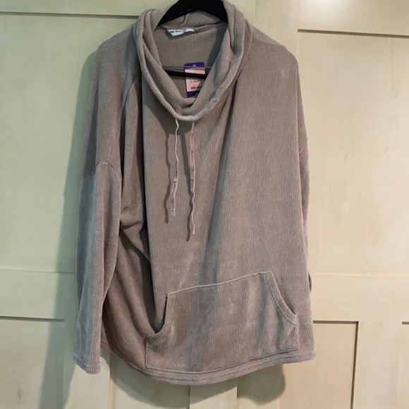 Light pink sweater with tags on it - Picture 1 of 2